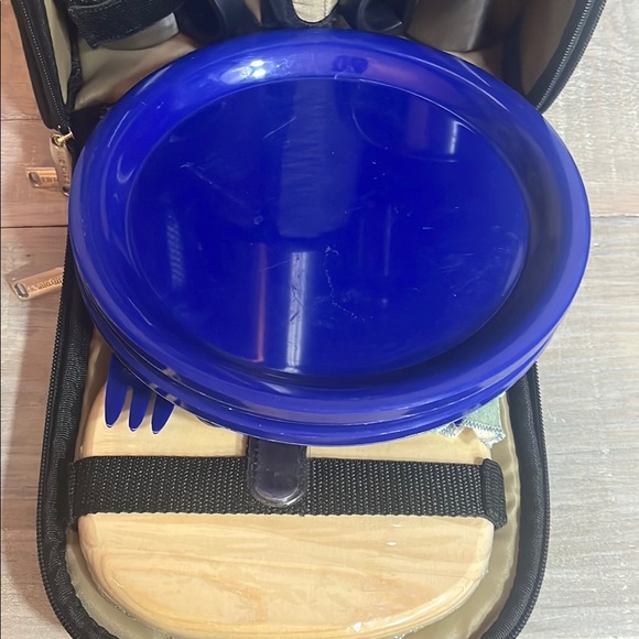 EUC Outdoor Excursions Beige Backpack with Picnic Set - Picture 11 of 14